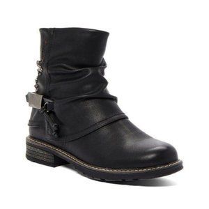 EMMSHU – Strap-Accent Klein Ankle Boot